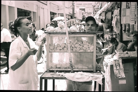- Menina com Menino e carrinho de trabalho perto do Mercado de São José