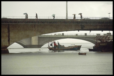 - Gente Na Chuva Na Ponte do Pina